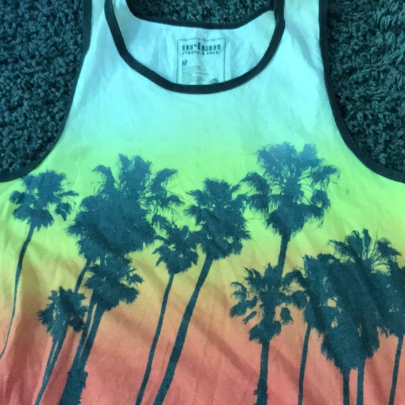 Tank tops - Picture 7 of 8